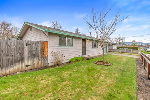 Single Family Residence in Medford OR 2120 Perri Place.jpg