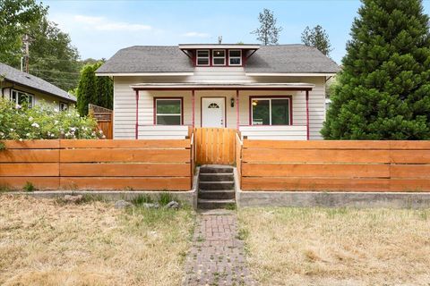 Single Family Residence in Gold Hill OR 667 N Fifth Avenue.jpg