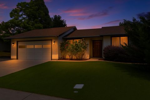 Single Family Residence in Grants Pass OR 904 NW Carol Drive.jpg