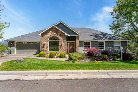 Single Family Residence in Grants Pass OR 2229 SE Linden Lane.jpg