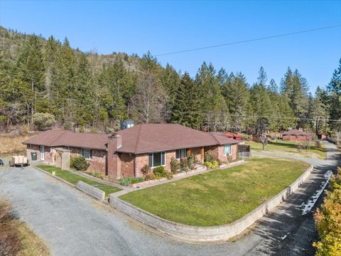 Single Family Residence in Grants Pass OR 7420 N Applegate Road.jpg