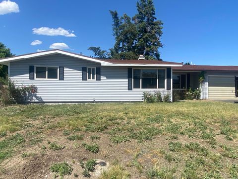 Single Family Residence in Klamath Falls OR 4939 Sumac Court.jpg