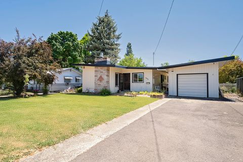 Single Family Residence in Central Point OR 1020 Oak Street.jpg