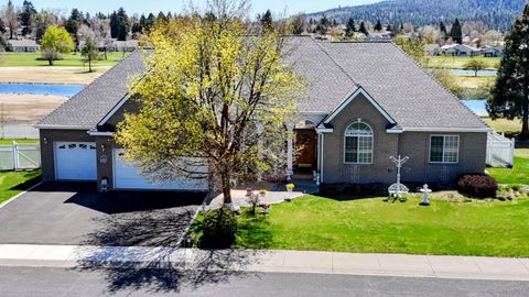 Single Family Residence in Klamath Falls OR 1040 Harbor Isle Boulevard.jpg