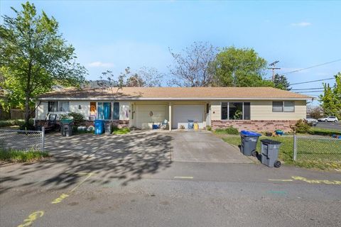 Duplex in Ashland OR 1208 Iowa Street.jpg