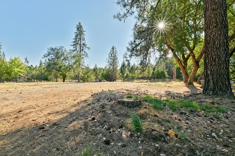  in Rogue River OR 8448 E Evans Creek Road.jpg