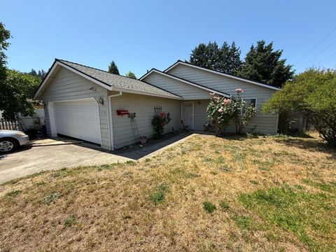 Single Family Residence in Myrtle Creek OR 118 SE Wildwood Way.jpg