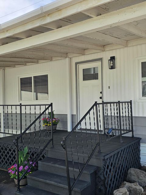 Mobile Home in Klamath Falls OR 3646 Summers Lane ##3.jpg
