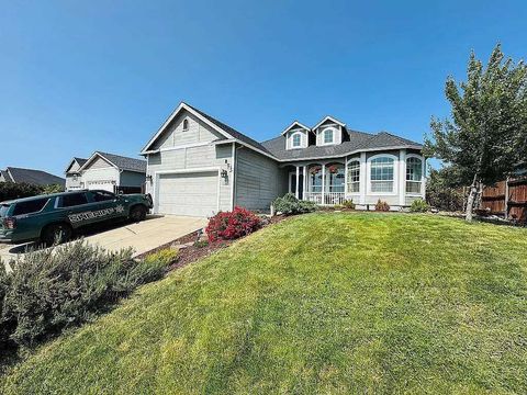 Single Family Residence in Eagle Point OR 1171 Highlands Drive.jpg