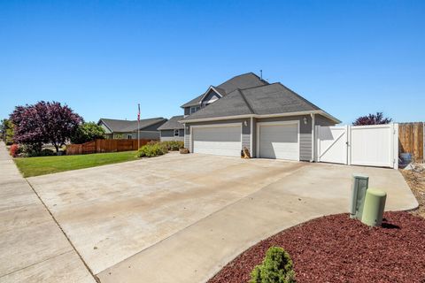Single Family Residence in Klamath Falls OR 3934 El Cerrito Way 2.jpg