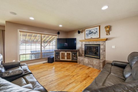 Single Family Residence in Klamath Falls OR 3934 El Cerrito Way 16.jpg