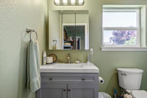 Single Family Residence in Klamath Falls OR 3934 El Cerrito Way 21.jpg