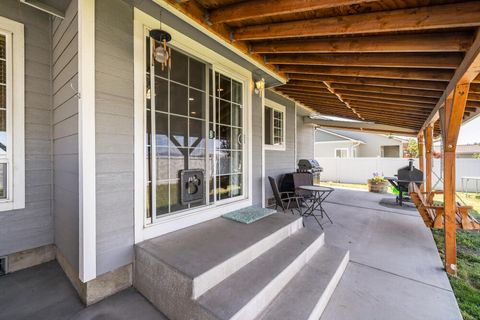 Single Family Residence in Klamath Falls OR 3934 El Cerrito Way 41.jpg