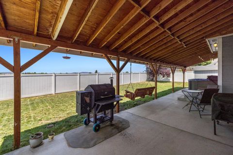 Single Family Residence in Klamath Falls OR 3934 El Cerrito Way 43.jpg