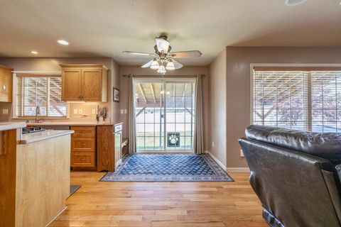 Single Family Residence in Klamath Falls OR 3934 El Cerrito Way 14.jpg