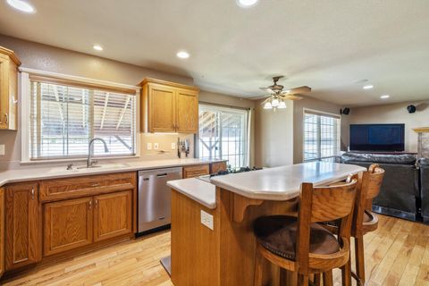 Single Family Residence in Klamath Falls OR 3934 El Cerrito Way 11.jpg
