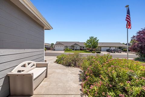 Single Family Residence in Klamath Falls OR 3934 El Cerrito Way 3.jpg