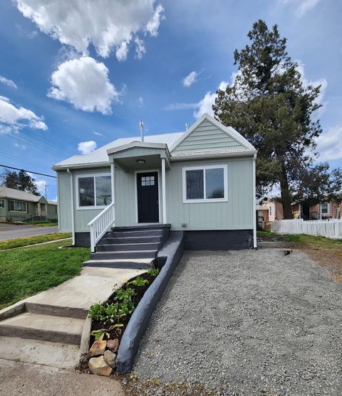 Single Family Residence in Klamath Falls OR 1302 Lookout Avenue.jpg