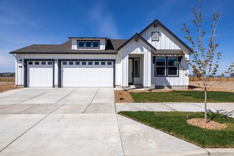 Single Family Residence in Madras OR 1098 Fairway Road.jpg