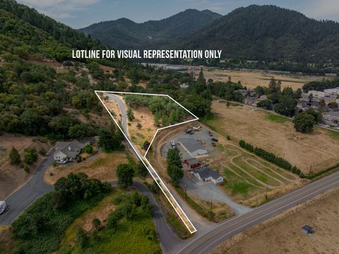  in Rogue River OR 5500 Red Tail Lane.jpg