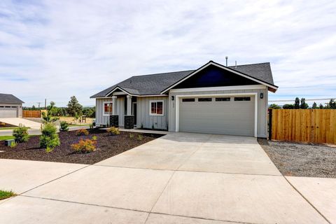 Single Family Residence in Madras OR 571 H Street.jpg