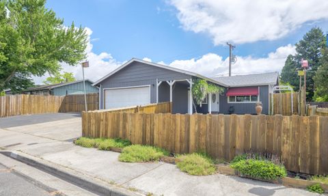 Single Family Residence in Grants Pass OR 1129 SW Ballinger Drive.jpg