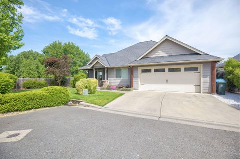 Single Family Residence in Grants Pass OR 426 SE Cadet Court.jpg