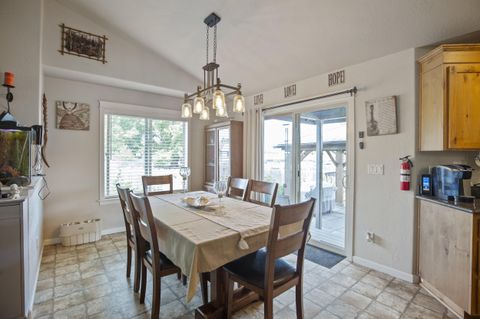 Single Family Residence in Grants Pass OR 426 SE Cadet Court 12.jpg