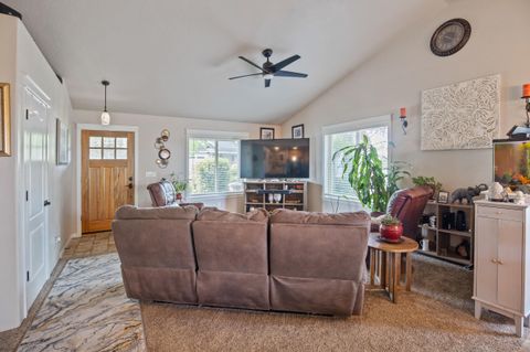 Single Family Residence in Grants Pass OR 426 SE Cadet Court 7.jpg