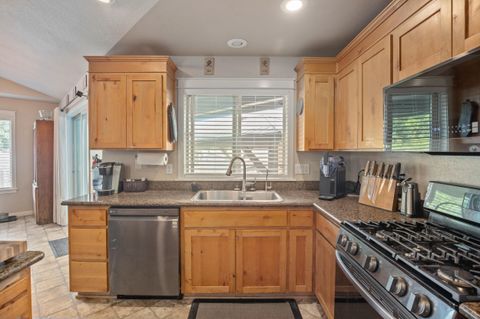 Single Family Residence in Grants Pass OR 426 SE Cadet Court 11.jpg