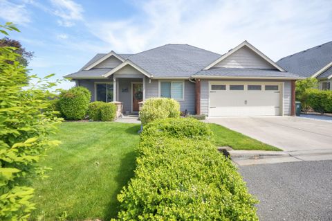 Single Family Residence in Grants Pass OR 426 SE Cadet Court 1.jpg
