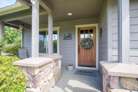 Single Family Residence in Grants Pass OR 426 SE Cadet Court 4.jpg