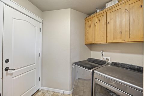 Single Family Residence in Grants Pass OR 426 SE Cadet Court 21.jpg