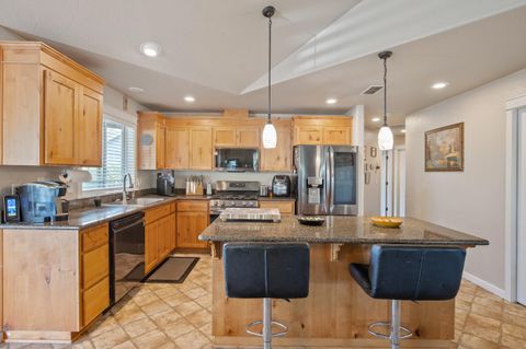Single Family Residence in Grants Pass OR 426 SE Cadet Court 8.jpg