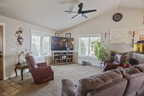 Single Family Residence in Grants Pass OR 426 SE Cadet Court 6.jpg