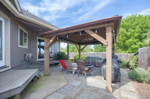 Single Family Residence in Grants Pass OR 426 SE Cadet Court 25.jpg