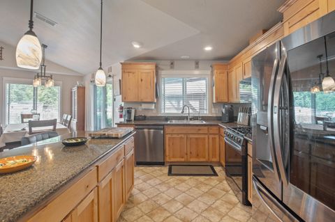 Single Family Residence in Grants Pass OR 426 SE Cadet Court 10.jpg