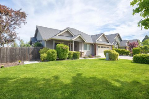 Single Family Residence in Grants Pass OR 426 SE Cadet Court 2.jpg