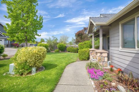 Single Family Residence in Grants Pass OR 426 SE Cadet Court 3.jpg