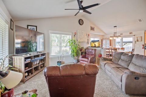 Single Family Residence in Grants Pass OR 426 SE Cadet Court 5.jpg