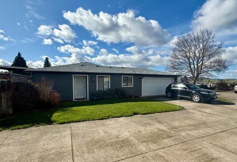 Single Family Residence in Medford OR 3099 Bron Circle.jpg