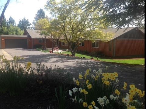 Single Family Residence in Medford OR 1516 Stardust Way.jpg