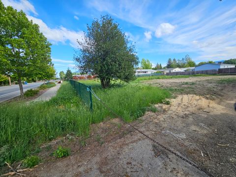  in Grants Pass OR 2587 Redwood Avenue 1.jpg