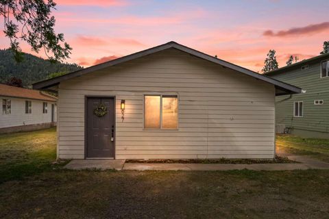Duplex in Glendale OR 627 Willis Avenue.jpg