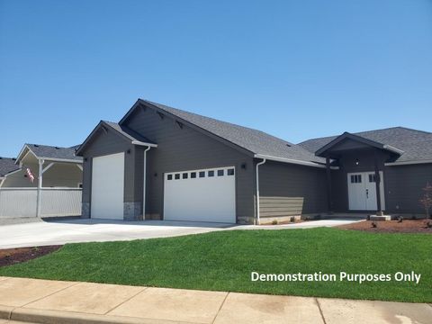 Single Family Residence in Cave Junction OR 135 Cabernet Circle.jpg