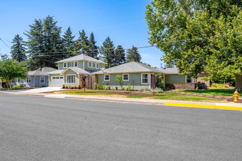 Single Family Residence in Grants Pass OR 606 NE Dean Drive.jpg