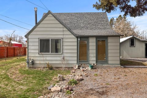 Single Family Residence in Klamath Falls OR 3928 Crest Street.jpg
