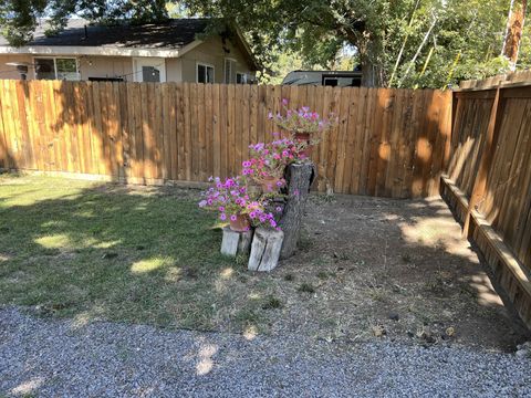 Single Family Residence in Klamath Falls OR 3928 Crest Street 1.jpg