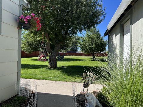 Single Family Residence in Klamath Falls OR 3928 Crest Street 4.jpg