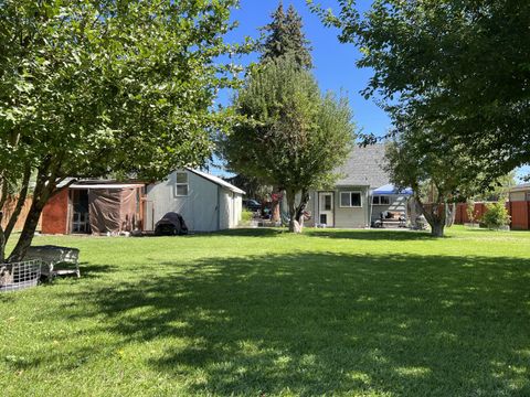 Single Family Residence in Klamath Falls OR 3928 Crest Street 8.jpg